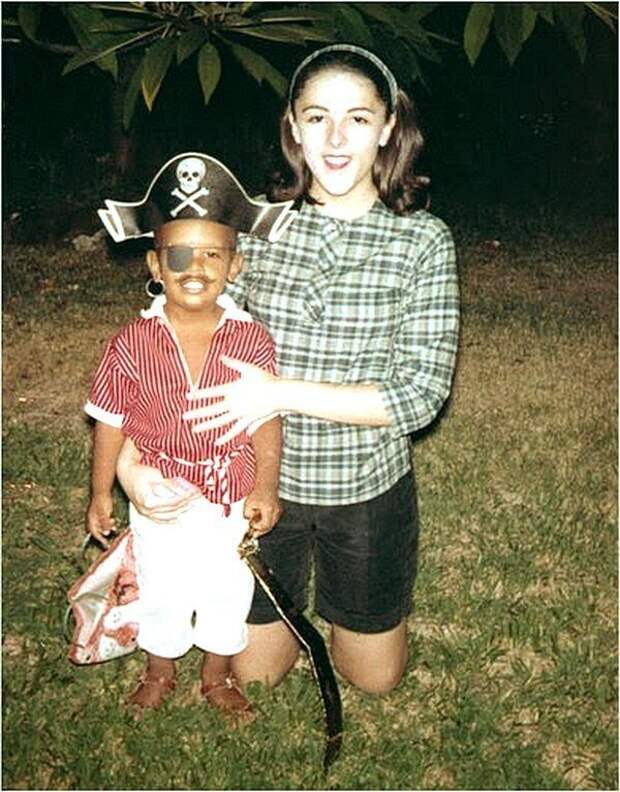 Детское фото Барака Обамы с его покойной матерью Энн Данхэм на Гавайях, около 1963 г.