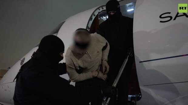 ФСБ показала видео экстрадиции из ОАЭ покушавшегося на генерала Алексеева