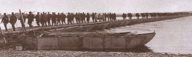 Фотография Японские войска переходят пограничную реку Ялу. /изображение взято из открытых источников/