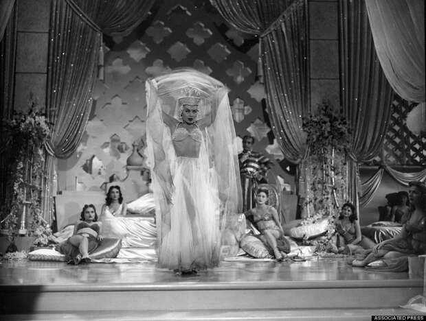burlesque16 Краткая, но потрясающая история бурлеска в 1950 х годах