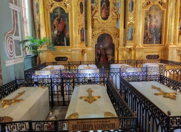 Страсти по царям и по мощам. Как либералы раскручивали тему монархии в России и судьбу "царских останков"