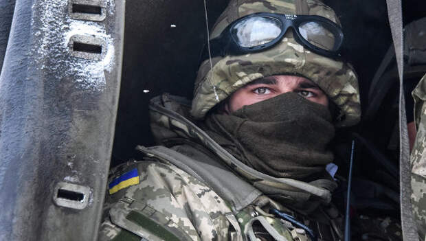 Солдат украинской армии на позиции возле аэропорта Донецка. Архивное фото