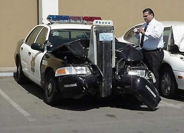 Не только наши доблестные полицейские умеют разбивать свои машины. Забугорные копы тоже кое-чего могут. аварии, автомобили, водители, прикол, юмор