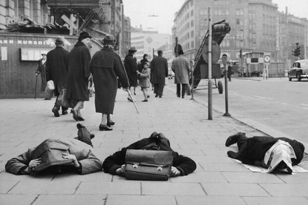 Активисты демонстрируют, как вести себя в случае ядерного удара, Гамбург, 1963 год. история, факты, фотографии