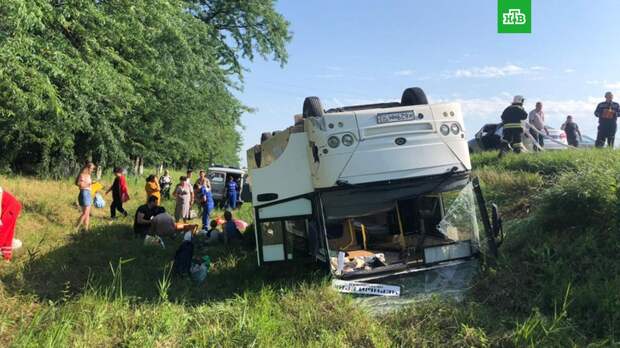 Автобус с пассажирами перевернулся на Кубани: есть пострадавшие