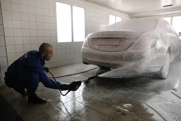 Названы регионы, где россиянам чаще всего приходится мыть автомобиль
