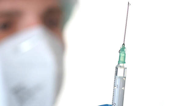 Первые добровольцы старше 60 лет получили вакцину от COVID "Спутник V"