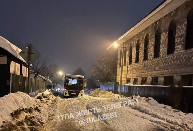 Очевидцы: на улице Газовой в Туле сошедший с крыши снег перекрыл дорогу транспорту