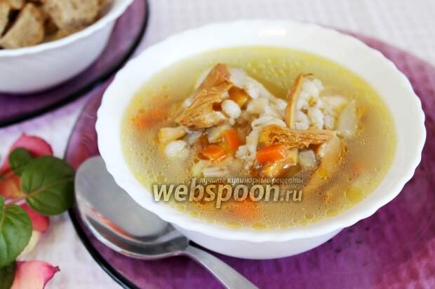 Фото Куриный суп с солёными лисичками и перловкой