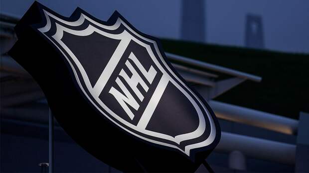 Хатсон стал вторым защитником в истории НХЛ по скорости достижения 100 ассистов. Рекорд принадлежит россиянину