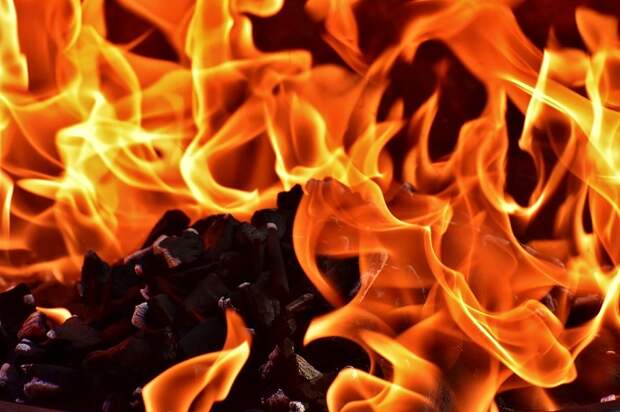 В Динском районе тушат охваченный огнем ангар