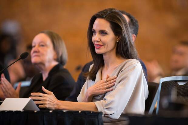 «Им нужна жизнь без насилия и угроз»: Анджелина Джоли поддержала иранских женщин