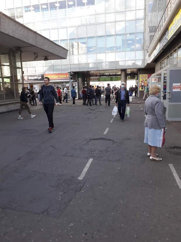 Территория возле метро Молодежная.
