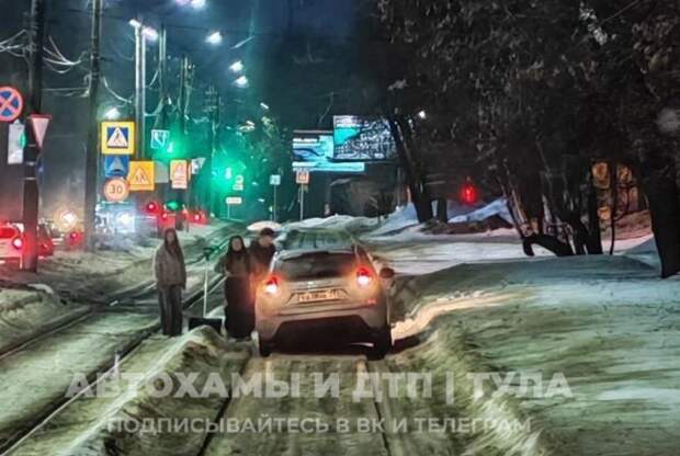 На улице Станиславского в Туле машина застряла на выделенных трамвайных путях