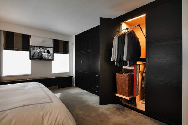 Современный встроенный шкаф в спальне