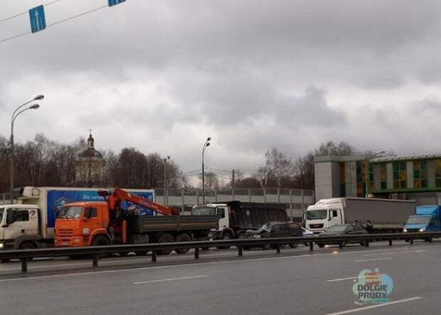 Внедорожник поцарапал Камаз на Дмитровском шоссе