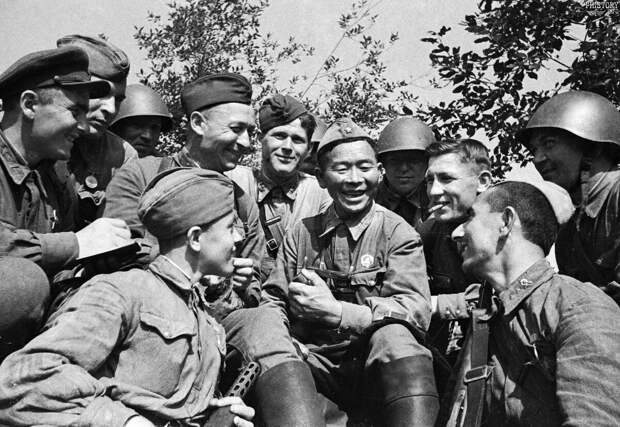 С.Д. Номоконов в кругу сослуживцев (https://clck.ru/sHEvp)