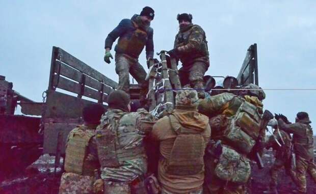 ВСУ окапываются под Сумами: «Хороших пацанов положил, а теперь дохлыми мобиками дыры затыкает»