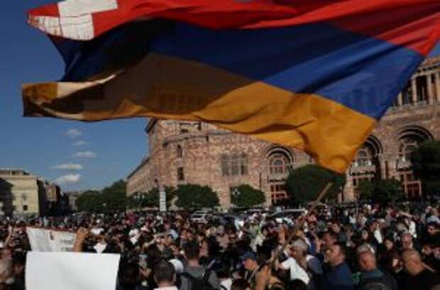 Ереван: протесты против агрессии Азербайджана в Карабахе продолжаются