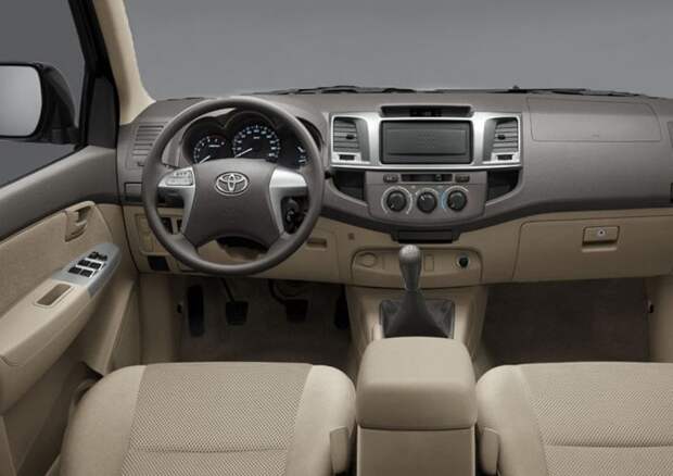 современный салон Toyota Hilux