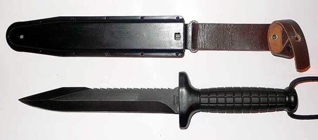 Кинжальная рукоять и огромный клинок – это отличительные черты боевых ножей 80-90-х годов ХХ века. К сожалению, от этой тенденции до сих пор не избавились