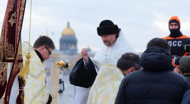 Протоиерей Козлов назвал ныряние в прорубь необязательным ритуалом в праздник Крещения