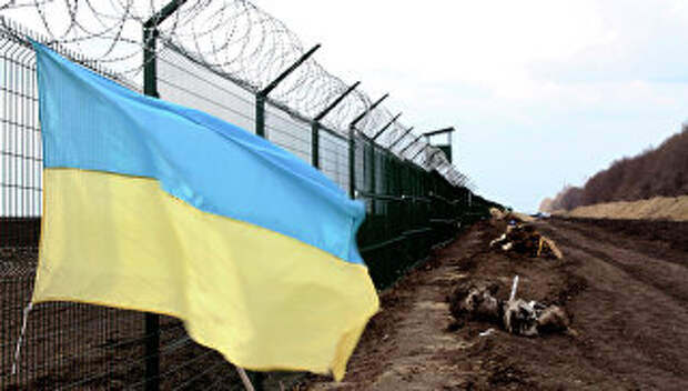 Украинский флаг на границе с Россией. Архивное фото Украинский флаг на границе с Россией. Архивное фото