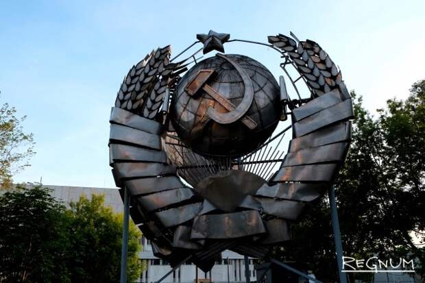 Монументальная скульптура советского периода «CCCР — оплот мира» 