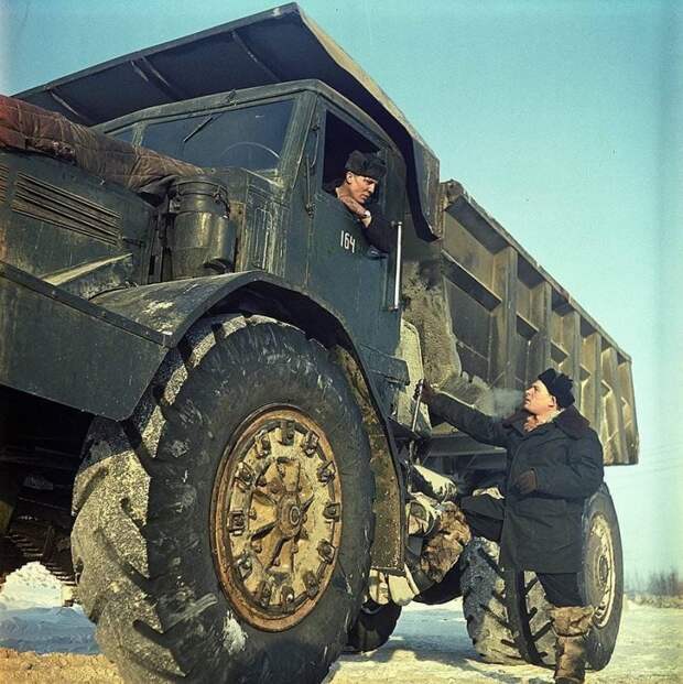 Карьерный самосвал МАЗ-525 во время работы на кимберлитовой трубке Мира СССР, автомобили, советская техника, советские машины