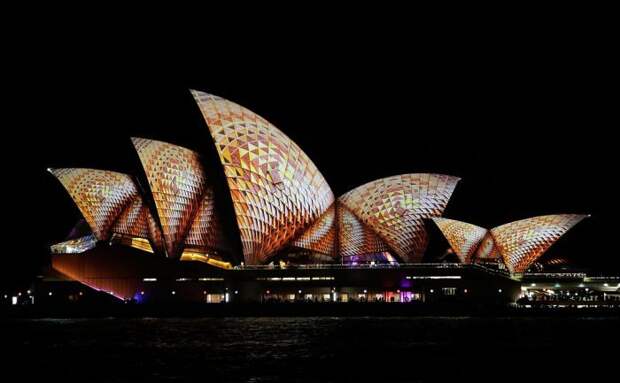 Здание Сиднейской оперы во время фестиваля света Vivid Sydney 2016