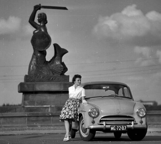 Автомобиль «Сирена», припаркованный у памятника Сыренке Варшавскому (Русалка Варшавская), 1962 г., фото: Томаш Пражмовский / MSiT / Forum
