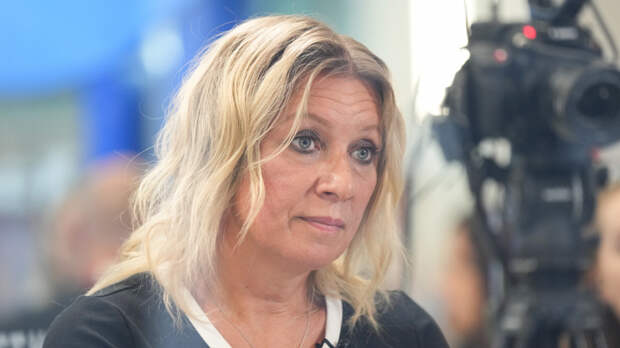 «Себе не эпитафию букв не хватило»: Захарова о демонтаж русской надписи с монумента в Киеве