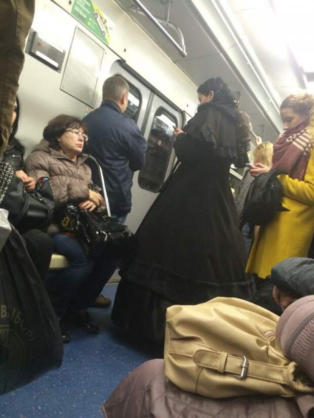 Стиляги в метро (36 фото)