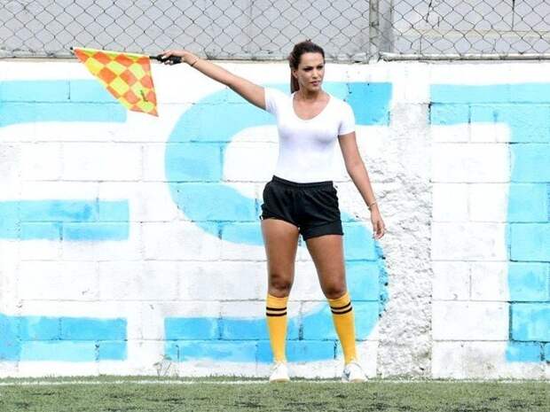 Девушка-судья из Бразилии стала главной звездой матча почти год назад Девушка-судья из Бразилии стала главной звездой матча почти год назад арбитр, арбитры, глаз не оторвать, спортивные судьи, судьи, судья, футбол