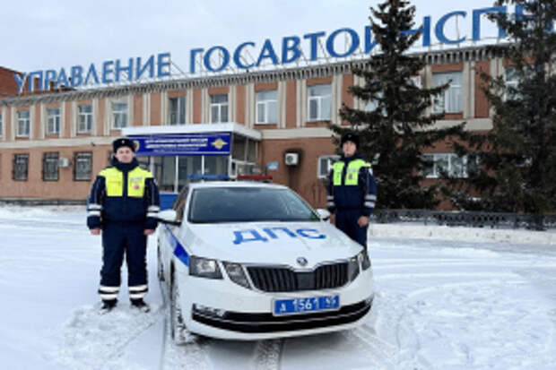 В Кургане инспекторы дорожно-патрульной службы сопроводили до больницы автомобиль, в котором находилась женщина без сознания