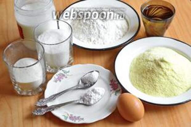 Для приготовления пирога из кукурузной муки нам потребуется сахар, мука, кефир, соль, порошок для выпечки, кукурузная мука, яйцо, манная крупа и подсолнечное масло.