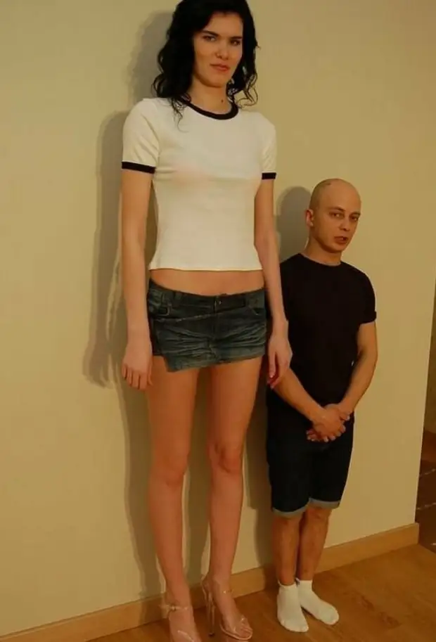 Tall girl katie. Высокий парень с девушкой. Высокая и низкая девушка. Высокий парень и низкая девушка. Высокая женщина и низкий мужчина.