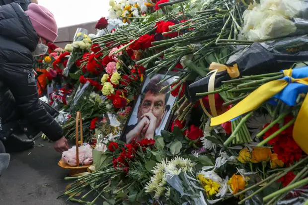 В Москве скорбящие по Немцову либералы разругались и залили глаза женщине – ее увезла «Скорая»