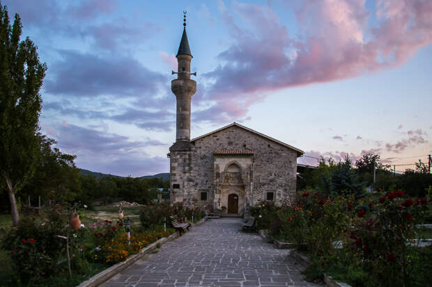 На фото: мечеть Узбека на закате в Старом Крыму.