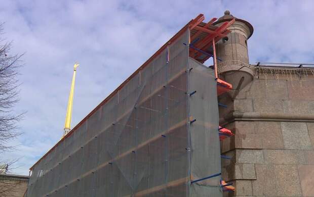 В Петропавловской крепости начался финальный этап реставрации гранитного фасада