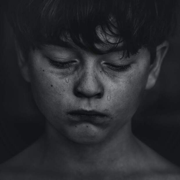 Черноволосый мальчик плачет · бесплатные стоковые фото
