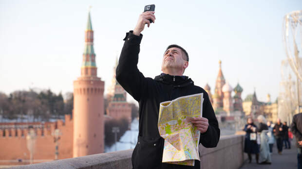 «Голубиная почта» и стационарные телефоны: как Москва учится жить без интернета