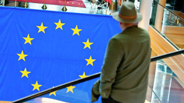 Мужчина смотрит на флаг Евросоюза