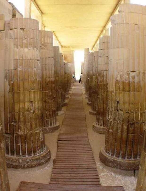 Величественные колонны гробницы фараона Джосера.