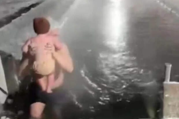 Житель Сургута искупал в проруби годовалого сына