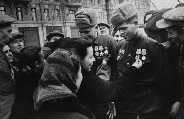Встреча жителей Одессы с бойцами освободивших город советских частей. Авторское название фото — «Встреча победителей в Одессе».