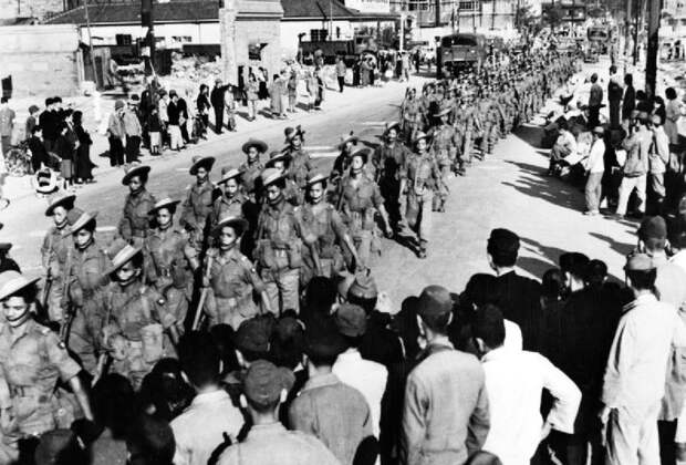 Гуркхи маршируют по японскому городу Кобе, 1946 год - Кто такие гуркхи | Военно-исторический портал Warspot.ru