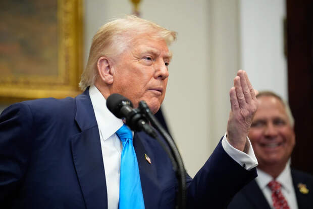 Ситуация накаляется: Трамп публично поругался с Медведевым. Русским сказали "следить за словами"