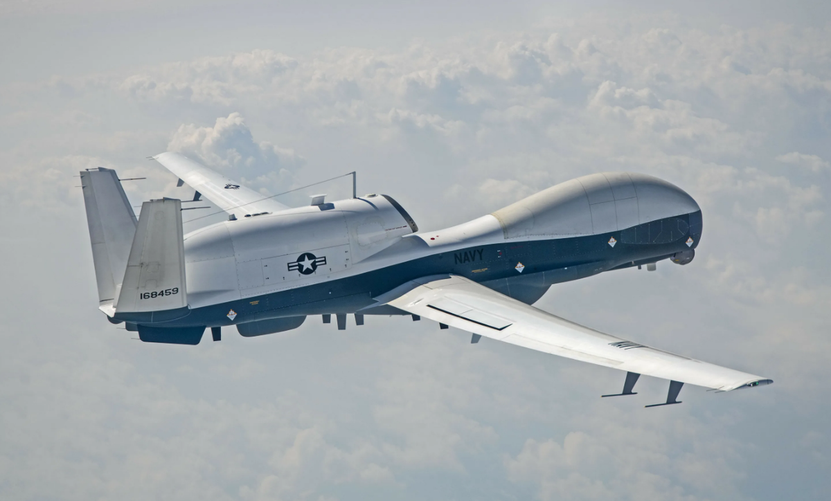 RQ-4B Global Hawk довольно часто падают. За время эксплуатации было потеряно 8 экземпляров и лишь один был сбит зенитным огнём. На фото морская модификация дрона MQ-4C Triton.. Он произведён с использованием технологий стелс, но от иранской ракеты "земля-воздух", российского производства, это его не спасло. Картинка USAF