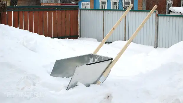 Лучшая лопата для снега: какая она